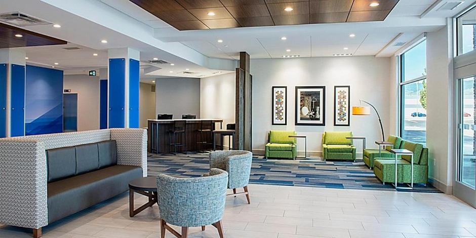 Holiday Inn Express & Suites - Brandon By Ihg エクステリア 写真