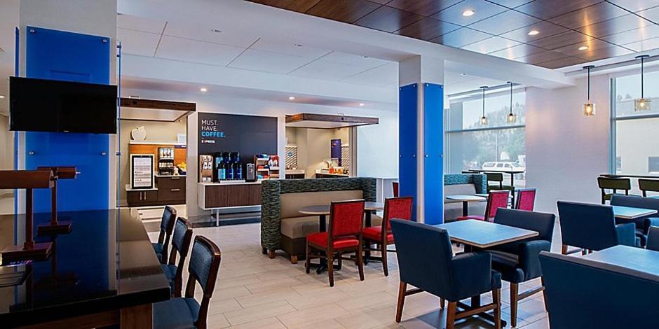 Holiday Inn Express & Suites - Brandon By Ihg エクステリア 写真