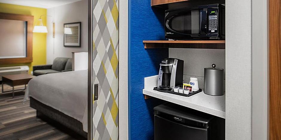 Holiday Inn Express & Suites - Brandon By Ihg エクステリア 写真