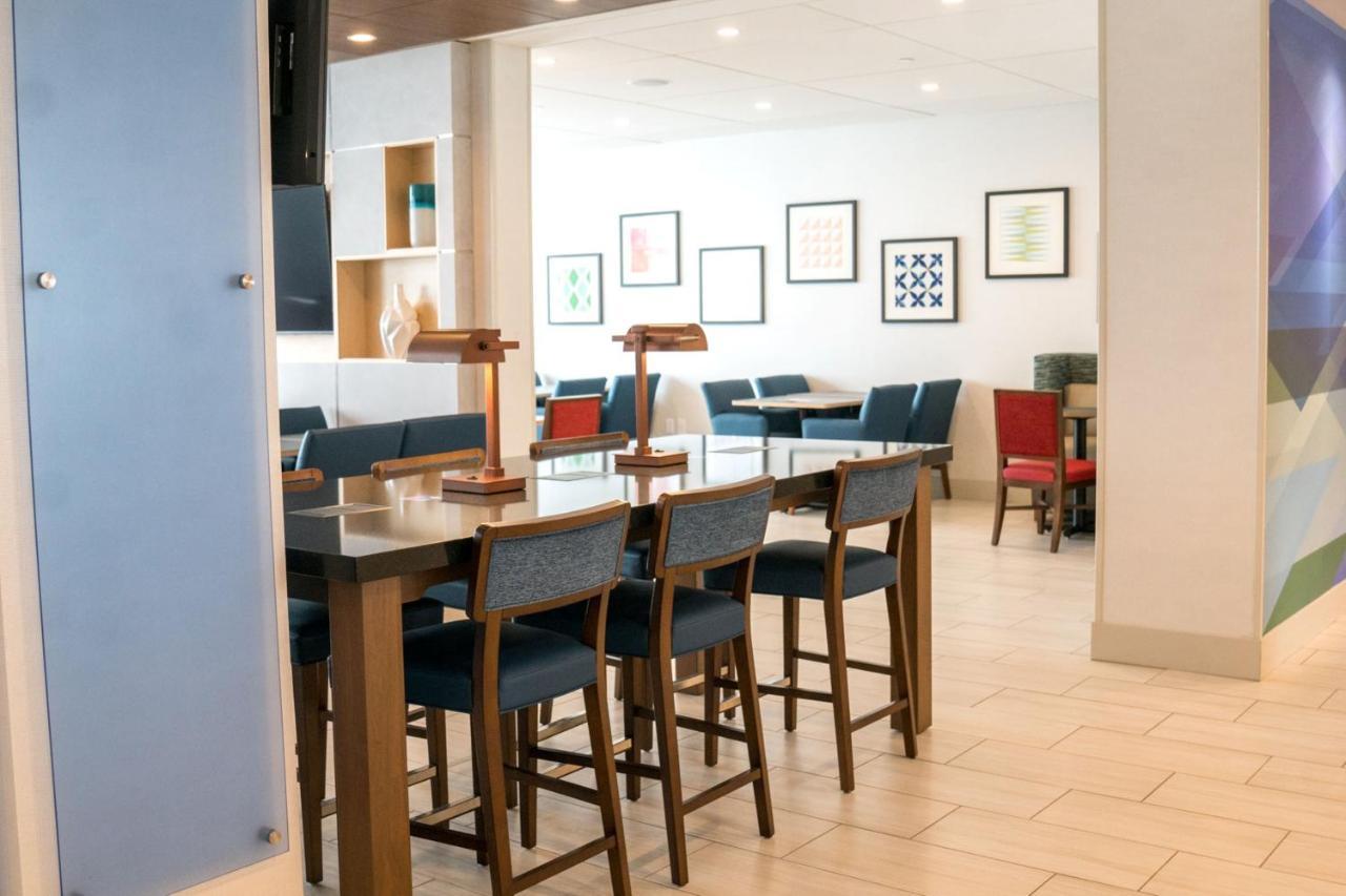 Holiday Inn Express & Suites - Brandon By Ihg エクステリア 写真