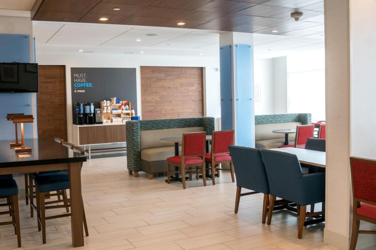 Holiday Inn Express & Suites - Brandon By Ihg エクステリア 写真