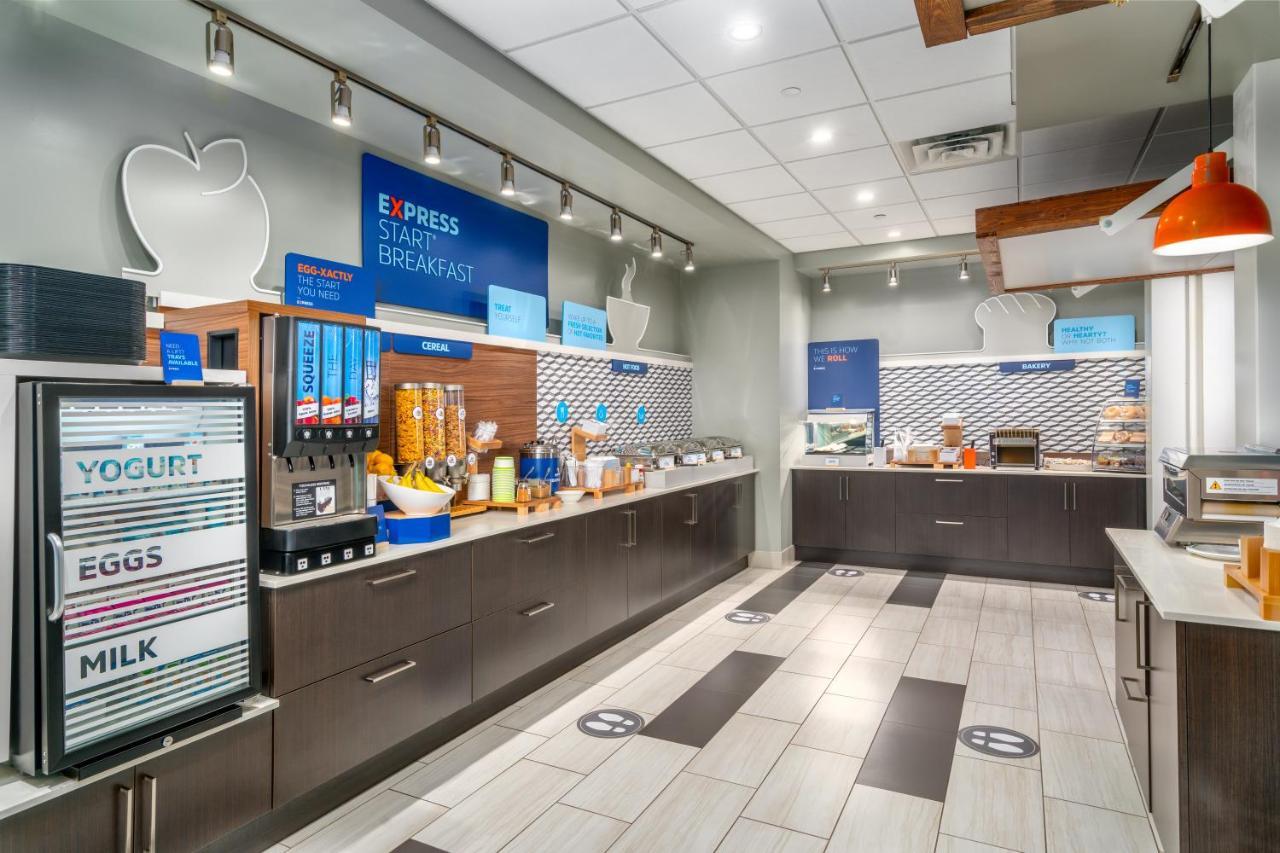 Holiday Inn Express & Suites - Brandon By Ihg エクステリア 写真