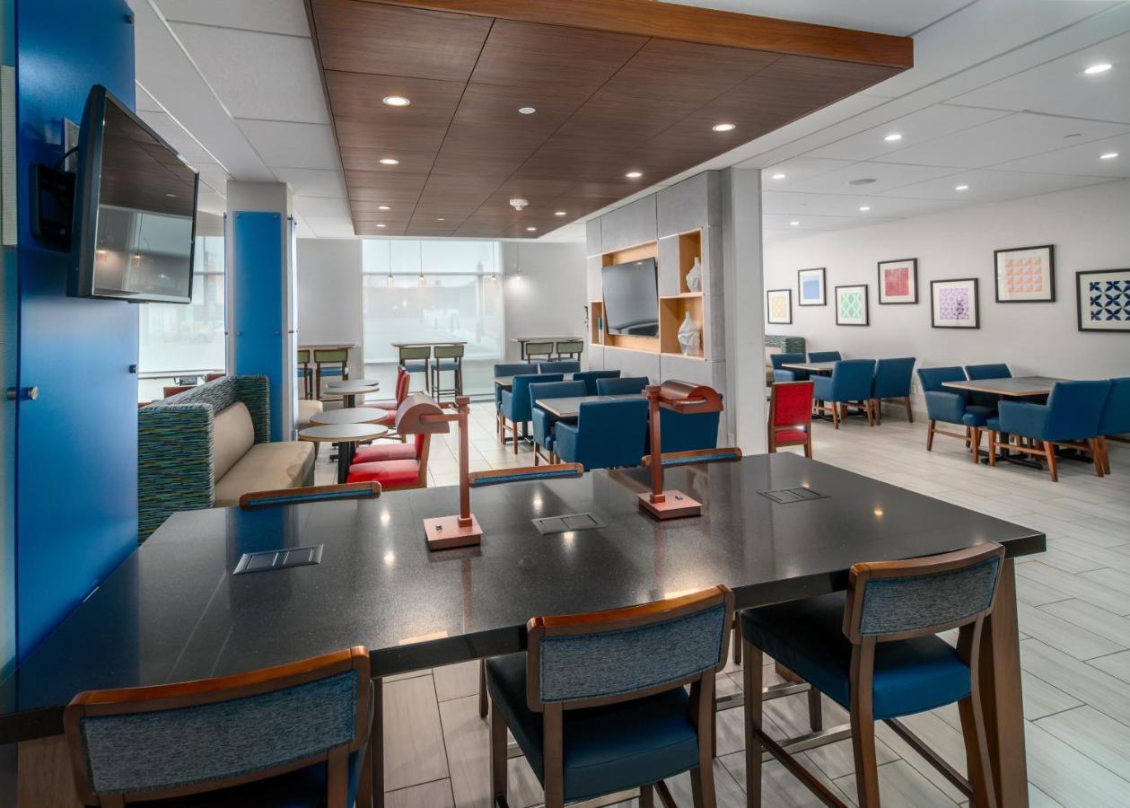 Holiday Inn Express & Suites - Brandon By Ihg エクステリア 写真