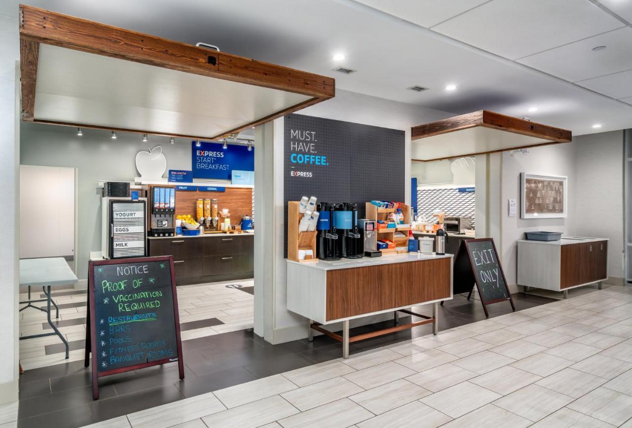 Holiday Inn Express & Suites - Brandon By Ihg エクステリア 写真