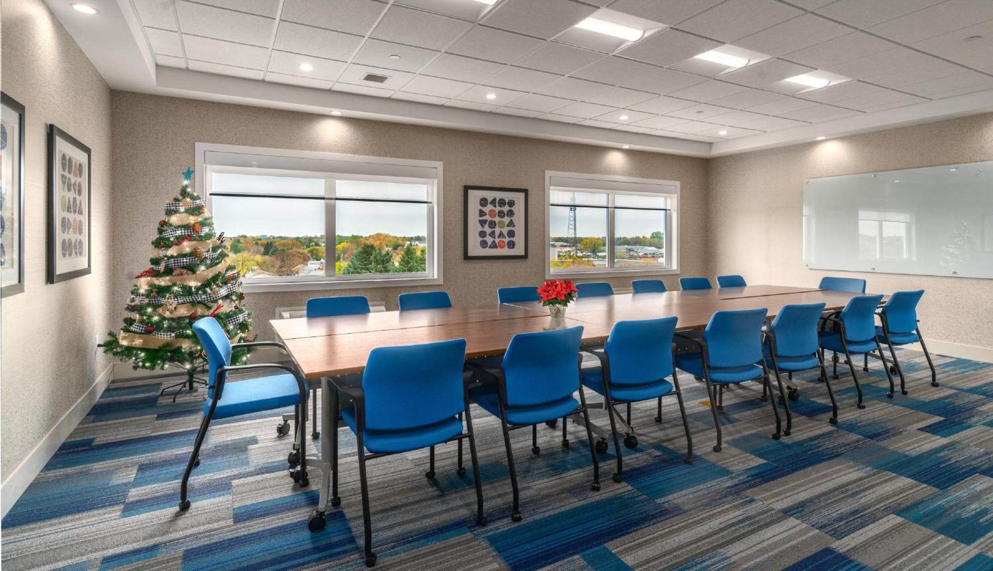 Holiday Inn Express & Suites - Brandon By Ihg エクステリア 写真