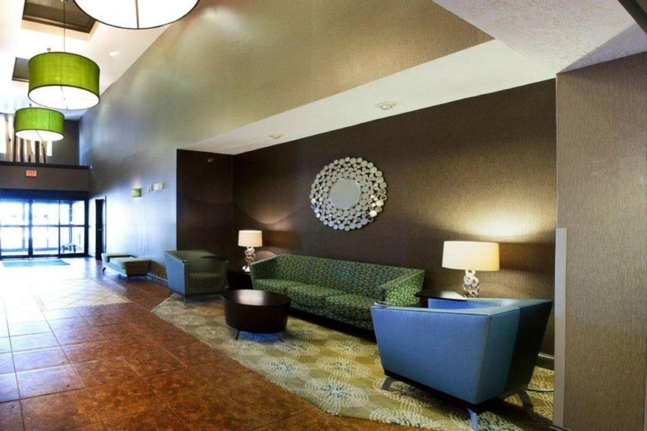 Holiday Inn Express & Suites - Brandon By Ihg エクステリア 写真