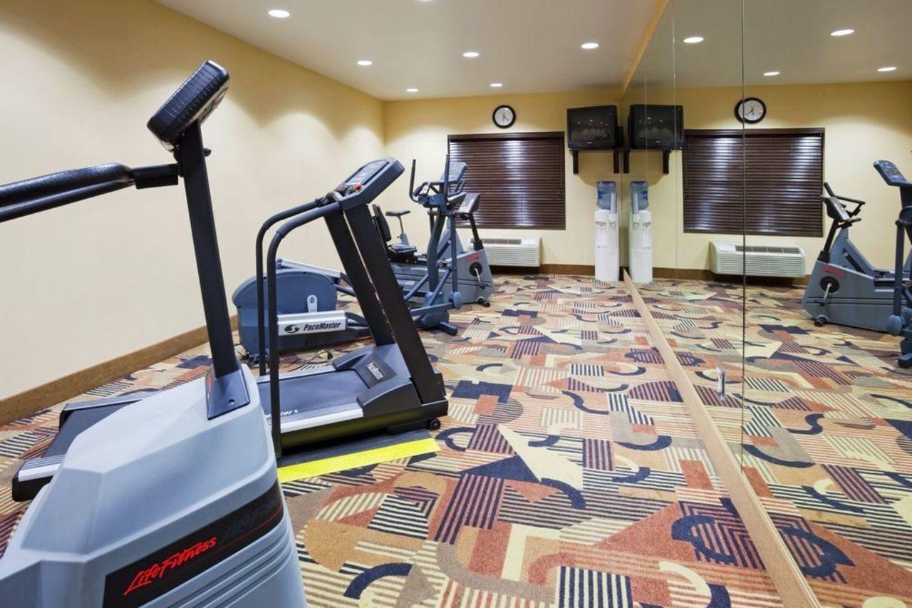 Holiday Inn Express & Suites - Brandon By Ihg エクステリア 写真